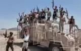 Cette image, tirée d’une vidéo non-datée qui a été diffusée le 12 septembre 2026 par la chaîne de télévision Al-Masirah, contrôlée par les Houthis, montre des Houthis brandissant leurs fusils à bord d’un véhicule militaire dans le district de Dhubab, dans la province de Taïz, au Yémen, selon la chaîne. (Crédit : Al-Masirah TV via AP)