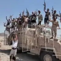 Cette image, tirée d’une vidéo non-datée qui a été diffusée le 12 septembre 2026 par la chaîne de télévision Al-Masirah, contrôlée par les Houthis, montre des Houthis brandissant leurs fusils à bord d’un véhicule militaire dans le district de Dhubab, dans la province de Taïz, au Yémen, selon la chaîne. (Crédit : Al-Masirah TV via AP)