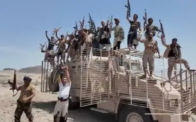 Cette image, tirée d’une vidéo non-datée qui a été diffusée le 12 septembre 2026 par la chaîne de télévision Al-Masirah, contrôlée par les Houthis, montre des Houthis brandissant leurs fusils à bord d’un véhicule militaire dans le district de Dhubab, dans la province de Taïz, au Yémen, selon la chaîne. (Crédit : Al-Masirah TV via AP)