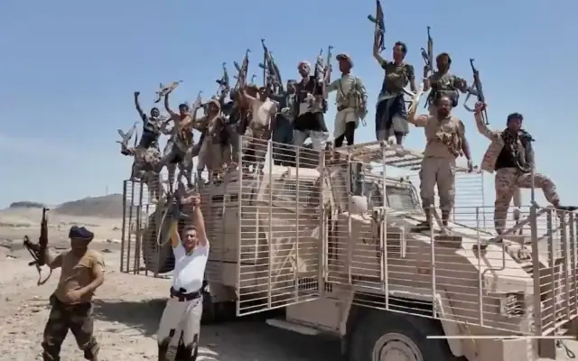 Cette image, tirée d’une vidéo non-datée qui a été diffusée le 12 septembre 2026 par la chaîne de télévision Al-Masirah, contrôlée par les Houthis, montre des Houthis brandissant leurs fusils à bord d’un véhicule militaire dans le district de Dhubab, dans la province de Taïz, au Yémen, selon la chaîne. (Crédit : Al-Masirah TV via AP)