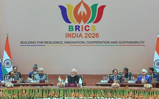 Le Premier ministre indien Narendra Modi, au centre, prend la parole lors du sommet du BRICS à New Delhi, en Inde, le 12 septembre 2026. (Crédit: Ministère indien des Affaires étrangères via AP)