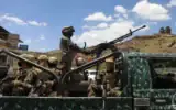 Des combattants houthis escortent un convoi transportant des prisonniers libérés à Mocha à travers le district de Bani Matar, en route vers Sanaa, au Yémen, le 12 septembre 2026, après la prise de contrôle par les Houthis de cette ville portuaire du sud de la mer Rouge. (Crédit: AP Photo/STR)