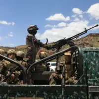 Des combattants houthis escortent un convoi transportant des prisonniers libérés à Mocha à travers le district de Bani Matar, en route vers Sanaa, au Yémen, le 12 septembre 2026, après la prise de contrôle par les Houthis de cette ville portuaire du sud de la mer Rouge. (Crédit: AP Photo/STR)