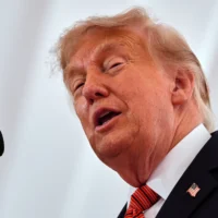Le président américain Donald Trump s’adresse au personnel de l’ambassade des États-Unis à la résidence Deerfield à Dublin, le 12 septembre 2026. (Crédit: AP/Julia Demaree Nikhinson)