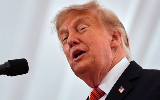 Le président américain Donald Trump s’adresse au personnel de l’ambassade des États-Unis à la résidence Deerfield à Dublin, le 12 septembre 2026. (Crédit: AP/Julia Demaree Nikhinson)
