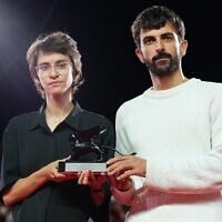 Les réalisateurs Yuval Abraham (à droite) et Rachel Szor (à gauche), lauréats du Prix spécial du jury pour « NAZA », participant à une séance photo sur le tapis rouge à l'issue de la cérémonie de clôture de la 83ᵉ édition du Festival du film de Venise, au Lido de Venise, en Italie, le 12 septembre 2026. (Crédit : Scott A Garfitt/Invision/AP)