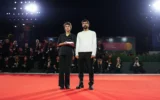 Les réalisateurs Rachel Szor (à gauche) et Yuval Abraham, lauréats du prix spécial du jury pour le film « NAZA », posent pour les photographes lors de la séance photo de remise des prix, dans le cadre de la cérémonie de clôture de la 83ᵉ édition du Festival du film de Venise, à Venise, en Italie, le 12 septembre 2026. (Crédit : Scott A. Garfitt/Invision/AP)