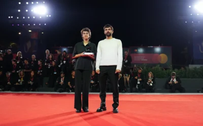 Les réalisateurs Rachel Szor (à gauche) et Yuval Abraham, lauréats du prix spécial du jury pour le film « NAZA », posent pour les photographes lors de la séance photo de remise des prix, dans le cadre de la cérémonie de clôture de la 83ᵉ édition du Festival du film de Venise, à Venise, en Italie, le 12 septembre 2026. (Crédit : Scott A. Garfitt/Invision/AP)