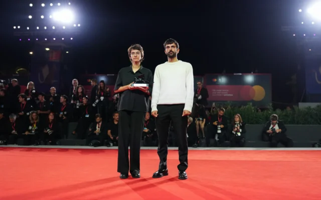 Les réalisateurs Rachel Szor (à gauche) et Yuval Abraham, lauréats du prix spécial du jury pour le film « NAZA », posent pour les photographes lors de la séance photo de remise des prix, dans le cadre de la cérémonie de clôture de la 83ᵉ édition du Festival du film de Venise, à Venise, en Italie, le 12 septembre 2026. (Crédit : Scott A. Garfitt/Invision/AP)