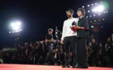 Les réalisateurs Yuval Abraham (à droite) et Rachel Szor (à gauche), lauréats du Prix spécial du jury pour « NAZA », lors de la séance photo de remise des prix, dans le cadre de la cérémonie de clôture de la 83ᵉ édition du Festival du film de Venise, au Lido de Venise, en Italie, le 12 septembre 2026. (Crédit : Scott A Garfitt/Invision/AP)