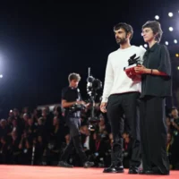 Les réalisateurs Yuval Abraham (à droite) et Rachel Szor (à gauche), lauréats du Prix spécial du jury pour « NAZA », lors de la séance photo de remise des prix, dans le cadre de la cérémonie de clôture de la 83ᵉ édition du Festival du film de Venise, au Lido de Venise, en Italie, le 12 septembre 2026. (Crédit : Scott A Garfitt/Invision/AP)