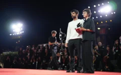 Les réalisateurs Yuval Abraham (à droite) et Rachel Szor (à gauche), lauréats du Prix spécial du jury pour « NAZA », lors de la séance photo de remise des prix, dans le cadre de la cérémonie de clôture de la 83ᵉ édition du Festival du film de Venise, au Lido de Venise, en Italie, le 12 septembre 2026. (Crédit : Scott A Garfitt/Invision/AP)