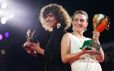 Mathilde Arcel, à droite, lauréate de la Coppa Volpi de la meilleure actrice pour le film "Woman Unknown", et la réalisatrice May el-Toukhy, lauréate du Lion d’or du meilleur film, lors de la cérémonie de clôture de la 83e édition du Festival du film de Venise, à Venise, en Italie, le 12 septembre 2026. (Crédit: Scott A Garfitt/Invision/AP)