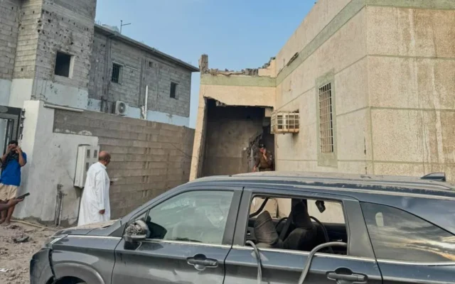 Les dégâts causés à un bâtiment après la chute d’un projectile à Al-Tawwal, dans la province de Jazan, en Arabie saoudite, à la frontière sud avec le Yémen, le 12 septembre 2026. (Crédit: Agence de presse saoudienne via AP)