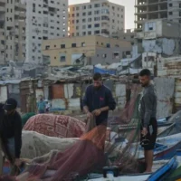 Des pêcheurs palestiniens travaillent sur leurs filets de pêche, le matin, dans le port endommagé de Gaza-City, le 13 septembre 2026. (Photo AP/Jehad Alshrafi)