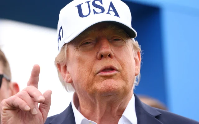 Le président américain Donald Trump s'exprimant à son arrivée au premier tee lors de l'Open d'Irlande, sur le parcours du Trump International Golf Links à Doonbeg, en Irlande, le 13 septembre 2026. (Crédit : Peter Morrison/AP)