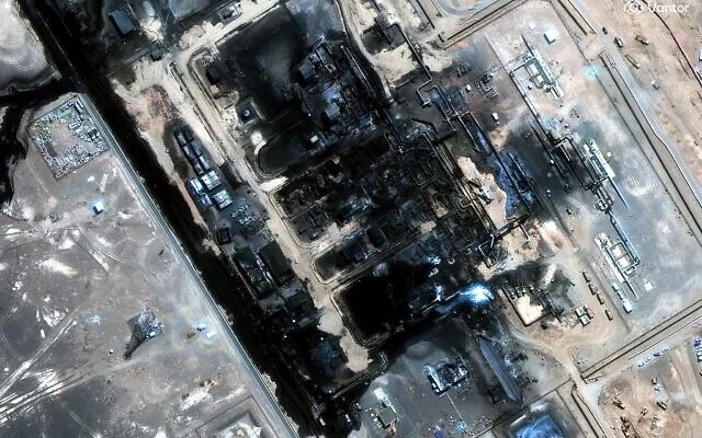 Cette image satellite fournie par Vantor le 13 septembre 2026 montre les dégâts causés par la récente attaque de drone contre l'oléoduc Est-Ouest en Arabie saoudite. (Crédit : Image satellite ©2026 Vantor via AP)