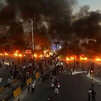 Des manifestants brûlant des pneus et d’autres débris pour bloquer une autoroute alors que les manifestations contre la hausse des prix des carburants se propagent à travers la Syrie, à Maarat al-Numan, dans la province d’Idlib, le 13 septembre 2026. (Crédit : Ahmed Albam/AP)