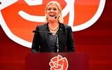 Magdalena Andersson, présidente du Parti social-démocrate, prenant la parole lors de la soirée électorale organisée par les sociaux-démocrates, à Stockholm, le 13 septembre 2026. (Crédit : Jonas Ekströmer/Agence de presse TT via AP)