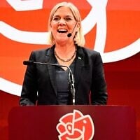 Magdalena Andersson, présidente du Parti social-démocrate, prenant la parole lors de la soirée électorale organisée par les sociaux-démocrates, à Stockholm, le 13 septembre 2026. (Crédit : Jonas Ekströmer/Agence de presse TT via AP)