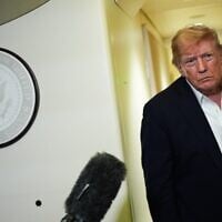 Le président américain Donald Trump s'entretenant avec des journalistes à bord de l'Air Force One, lors d'un vol reliant Shannon, en Irlande, à la base militaire d'Andrews, dans le Maryland, le 13 septembre 2026. (Crédit : Julia Demaree Nikhinson/AP)