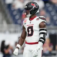 Le linebacker des Houston Texans, Azeez al-Shaair, s’échauffant avant un match de football américain de la NFL contre les Buffalo Bill, à Houstons, le 13 septembre 2026. (Crédit : Ashley Landis/AP)