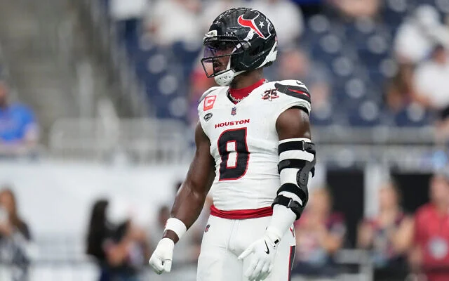 Le linebacker des Houston Texans, Azeez al-Shaair, s’échauffant avant un match de football américain de la NFL contre les Buffalo Bill, à Houstons, le 13 septembre 2026. (Crédit : Ashley Landis/AP)