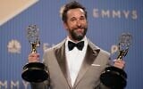Noah Wyle pose dans la salle de presse avec les prix du meilleur acteur principal dans une série dramatique pour « The Pitt » et de la meilleure série dramatique pour « The Pitt », remportés lors de la 78e cérémonie des Emmy Awards, le 14 septembre 2026, au JW Marriott de Los Angeles. (Crédit : Richard Shotwell/Invision/AP)