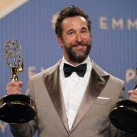 Noah Wyle pose dans la salle de presse avec les prix du meilleur acteur principal dans une série dramatique pour « The Pitt » et de la meilleure série dramatique pour « The Pitt », remportés lors de la 78e cérémonie des Emmy Awards, le 14 septembre 2026, au JW Marriott de Los Angeles. (Crédit : Richard Shotwell/Invision/AP)