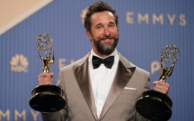 Noah Wyle pose dans la salle de presse avec les prix du meilleur acteur principal dans une série dramatique pour « The Pitt » et de la meilleure série dramatique pour « The Pitt », remportés lors de la 78e cérémonie des Emmy Awards, le 14 septembre 2026, au JW Marriott de Los Angeles. (Crédit : Richard Shotwell/Invision/AP)