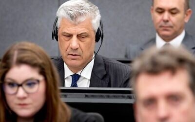L'ancien président du Kosovo, Hashim Thaçi, en haut à gauche, comparaît devant le Tribunal du Kosovo pour se défendre contre des accusations, notamment de meurtre, de torture et de persécution, qui lui sont reprochées d'avoir été commises pendant la guerre d'indépendance de son pays contre la Serbie, à La Haye, le 3 avril 2023. (Crédit : Koen van Weel/Pool via AP)