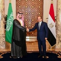 Le prince héritier saoudien Mohammed ben Salmane (à gauche) et le président égyptien Abdel-Fattah el-Sissi se serrant la main au palais présidentiel du Caire, en Égypte, le 15 septembre 2026. (Crédit : Service de presse de la présidence égyptienne via AP)
