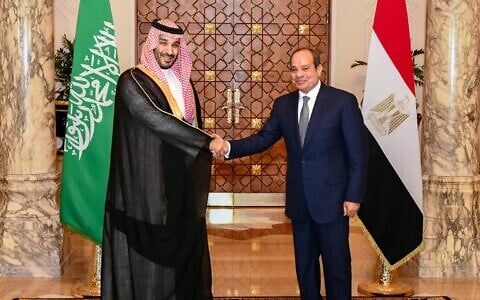 Le prince héritier saoudien Mohammed ben Salmane (à gauche) et le président égyptien Abdel-Fattah el-Sissi se serrant la main au palais présidentiel du Caire, en Égypte, le 15 septembre 2026. (Crédit : Service de presse de la présidence égyptienne via AP)