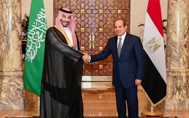 Le prince héritier saoudien Mohammed ben Salmane (à gauche) et le président égyptien Abdel-Fattah el-Sissi se serrant la main au palais présidentiel du Caire, en Égypte, le 15 septembre 2026. (Crédit : Service de presse de la présidence égyptienne via AP)