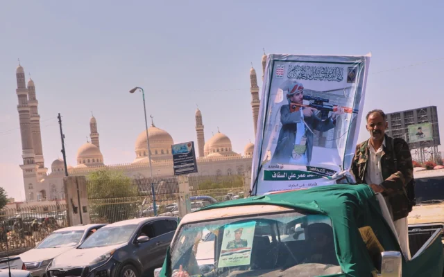 Un homme se tient près d’un portrait du chef terroriste houthi Mohammed Omar Ali al-Saqqaf, également connu sous le nom d’Abu Fatima, accroché à une camionnette lors d’un important cortège funèbre, avec la mosquée Al-Saleh en arrière-plan, à Sanaa, au Yémen, le 16 septembre 2026. (Crédit : AP) Un homme se tient près d’un portrait du chef terroriste houthi Mohammed Omar Ali al-Saqqaf, également connu sous le nom d’Abu Fatima, accroché à une camionnette lors d’un important cortège funèbre, avec la mosquée Al-Saleh en arrière-plan, à Sanaa, au Yémen, le 16 septembre 2026. (Crédit : AP)