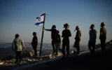 Des résidents d'implantation réunis pour célébrer l'inauguration d'une synagogue nouvellement construite dans l'avant-poste de Homesh, en Cisjordanie, le 16 septembre 2026. (Crédit : Ohad Zwigenberg/AP Photo)