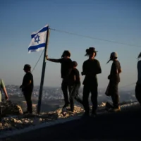 Des résidents d'implantation réunis pour célébrer l'inauguration d'une synagogue nouvellement construite dans l'avant-poste de Homesh, en Cisjordanie, le 16 septembre 2026. (Crédit : Ohad Zwigenberg/AP Photo)