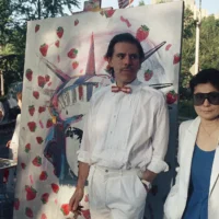 L'artiste Peter Max, à gauche, et Yoko Ono posent devant une fresque représentant la Statue de la Liberté et Strawberry Fields à Central Park, à New York, le 4 juillet 1986. (Crédit: AP/David Bookstaver)