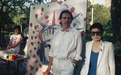 L'artiste Peter Max, à gauche, et Yoko Ono posent devant une fresque représentant la Statue de la Liberté et Strawberry Fields à Central Park, à New York, le 4 juillet 1986. (Crédit: AP/David Bookstaver)