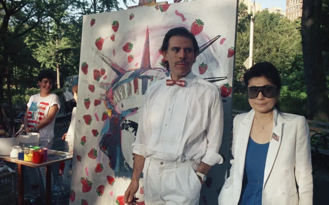 L'artiste Peter Max, à gauche, et Yoko Ono posent devant une fresque représentant la Statue de la Liberté et Strawberry Fields à Central Park, à New York, le 4 juillet 1986. (Crédit: AP/David Bookstaver)