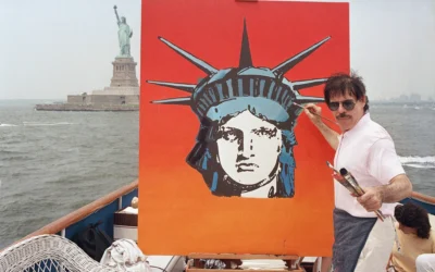 L'artiste Peter Max travaille sur un tableau représentant la Statue de la Liberté à bord d'un bateau dans le port de New York, le 4 juillet 1987, à New York. (Crédit: AP/David Bookstaver)