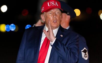 Le président américain Donald Trump s'adresse aux journalistes à son arrivée à bord d'Air Force One, le 16 septembre 2026, à la base militaire d'Andrews, dans le Maryland. (Crédit : AP/Alex Brandon) Le président américain Donald Trump s'adresse aux journalistes à son arrivée à bord d'Air Force One, le 16 septembre 2026, à la base militaire d'Andrews, dans le Maryland. (Crédit : AP/Alex Brandon)