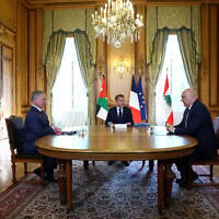 Le président français Emmanuel Macron, au centre, le roi Abdallah II de Jordanie et le président libanais Joseph Aoun, à droite, participent à une réunion trilatérale en amont de l'ouverture de la réunion du « Processus d'Aqaba » en soutien aux Forces armées libanaises (FAL), à l'Hôtel des Invalides à Paris, le jeudi 17 septembre 2026. (Crédit : Gonzalo Fuentes/Pool Photo via AP)