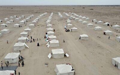 Des tentes sont alignées dans le camp d'Al-Firdaws, destiné aux Yéménites déplacés, à Ras Imran, dans la banlieue ouest d'Aden, au Yémen, le 17 septembre 2026. (Crédit : AP Photo/Abdulnasser Alseddik)