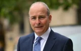 Le Premier ministre irlandais Micheal Martin arrivant à Heron House, le siège du gouvernement situé au 10 North, à Manchester, en Angleterre, le 18 septembre 2026. (Crédit : Oli Scarff/Pool Photo via AP)