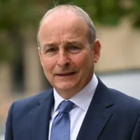 Le Premier ministre irlandais Micheal Martin arrivant à Heron House, le siège du gouvernement situé au 10 North, à Manchester, en Angleterre, le 18 septembre 2026. (Crédit : Oli Scarff/Pool Photo via AP)