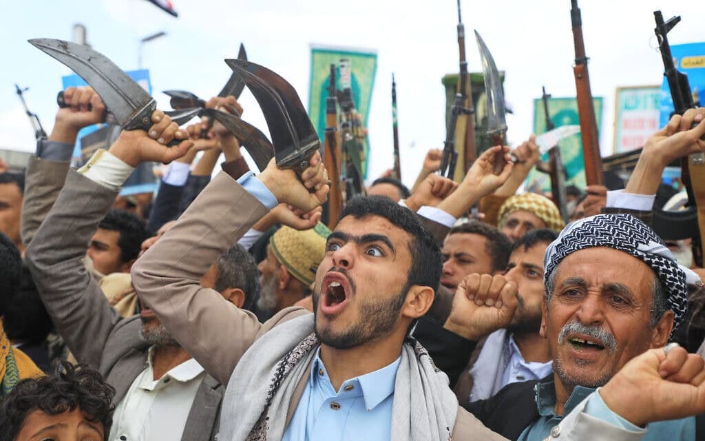 Des partisans des terroristes houthis du Yémen scandant des slogans lors d'un rassemblement organisé à Sanaa, au Yémen, le 18 septembre 2026, pour manifester leur soutien au groupe terroriste et protester contre les accusations de l'Arabie saoudite selon lesquelles les Houthis auraient pris pour cible le lieu le plus sacré de l'islam, La Mecque. (Crédit : Osamah Abdulrahman/AP)