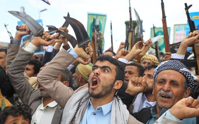 Des partisans des terroristes houthis du Yémen scandant des slogans lors d'un rassemblement organisé à Sanaa, au Yémen, le 18 septembre 2026, pour manifester leur soutien au groupe terroriste et protester contre les accusations de l'Arabie saoudite selon lesquelles les Houthis auraient pris pour cible le lieu le plus sacré de l'islam, La Mecque. (Crédit : Osamah Abdulrahman/AP)