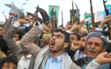 Des partisans des rebelles houthis du Yémen scandent des slogans lors d’un rassemblement en soutien au groupe, protestant contre l’accusation lancée par l’Arabie saoudite selon laquelle les Houthis auraient pris pour cible le lieu le plus sacré de l’islam, La Mecque, à Sanaa, au Yémen, le 18 septembre 2026. (Crédit: AP Photo/Osamah Abdulrahman)