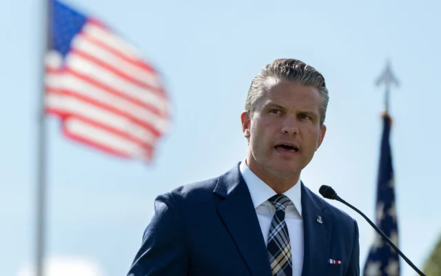 Le secrétaire américain à la Défense, Pete Hegseth, s’exprime lors de la cérémonie de la Journée nationale de reconnaissance des prisonniers de guerre et des disparus au combat (POW/MIA) au Pentagone, le 18 septembre 2026, à Washington. (Crédit: AP/Mark Schiefelbein)